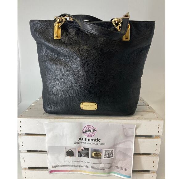 MICHAEL KORS, LARGE BLACK PEBBLED LEATHER SHOULDER BAG - Picture 1 of 16